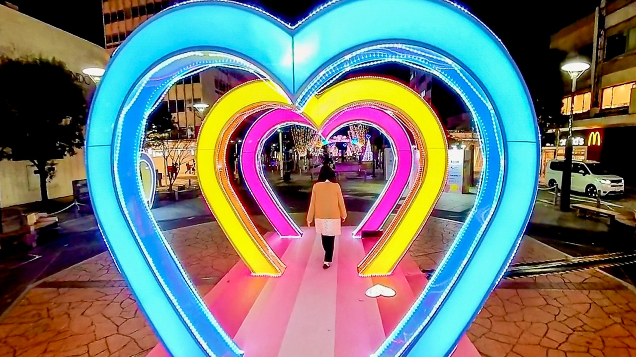 ハートアーチの中を歩く人